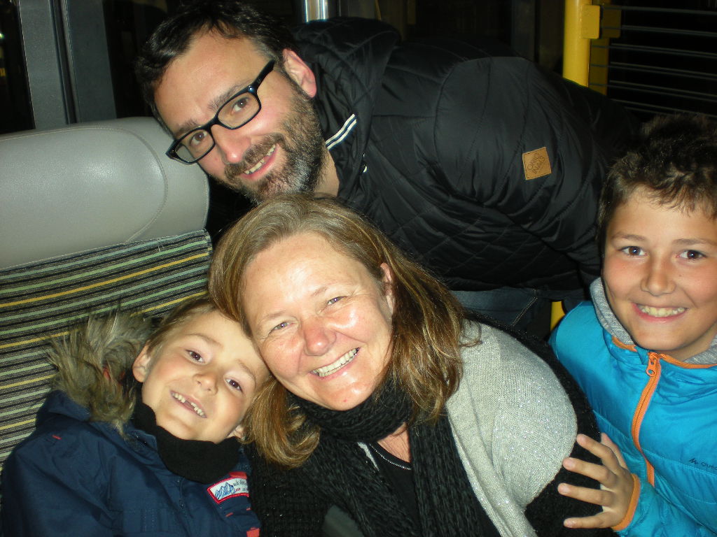 Lucas avec maman, papa et son frère le jour du départ vers Chamonix